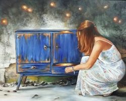 Junge Frau mit Schrank